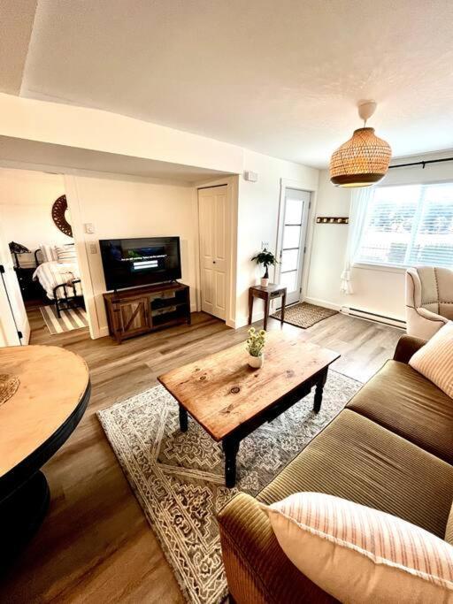 Cozy Lakeview Suite Victoria Bagian luar foto