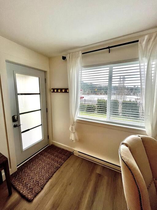Cozy Lakeview Suite Victoria Bagian luar foto