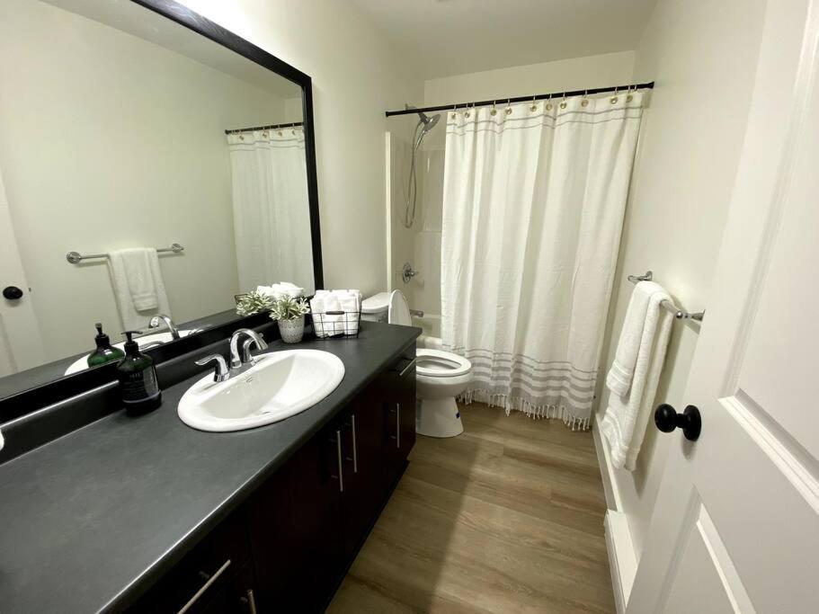 Cozy Lakeview Suite Victoria Bagian luar foto