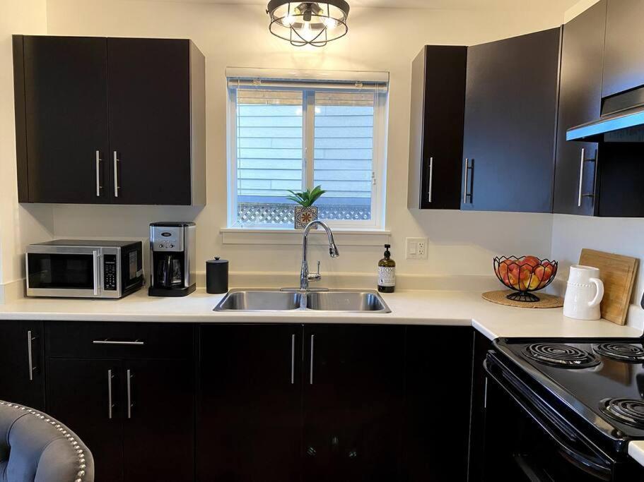 Cozy Lakeview Suite Victoria Bagian luar foto